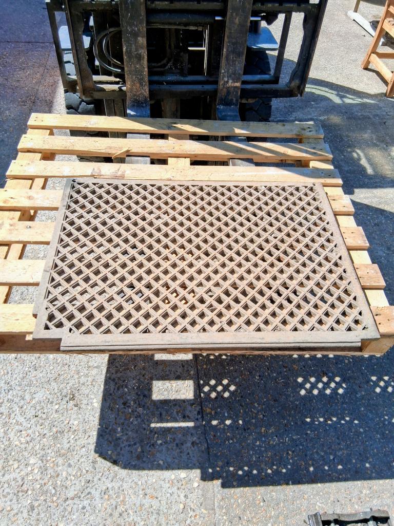 <p>15 cast iron stair treads and 1 large landing step</p><p>Landing step 970 x 700</p><p>Steps 910 x 230